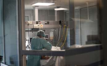 Una sanitaria atiende a un paciente con COVID-19 en el Complejo Hospitalario Universario de Ferrol. EFE/Kiko Delgado/Archivo