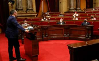 El líder del PP en Cataluña, Alejandro Fernández durante su intervención en la segunda jornada del debate de investidura celebrada en el Parlament este viernes. EFE/Alberto Estévez POOL