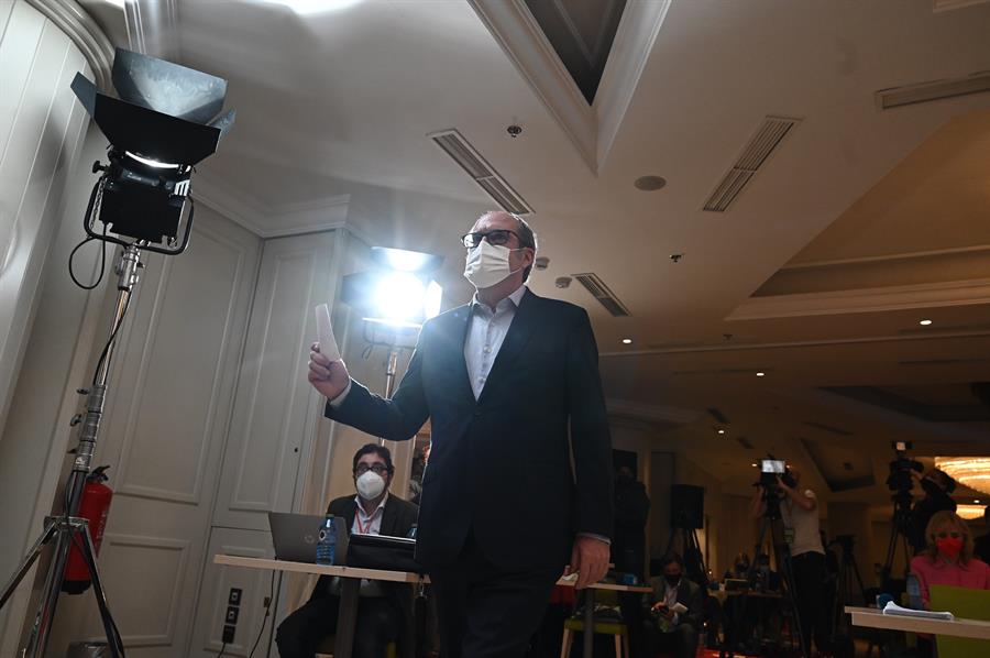 El candidato del PSOE a la presidencia de la Comunidad de Madrid, Ángel Gabilondo, comparece ante los medios hoy martes en el hotel madrileño en el que los socialistas han seguido los resultados electorales. EFE/Fernando Villar