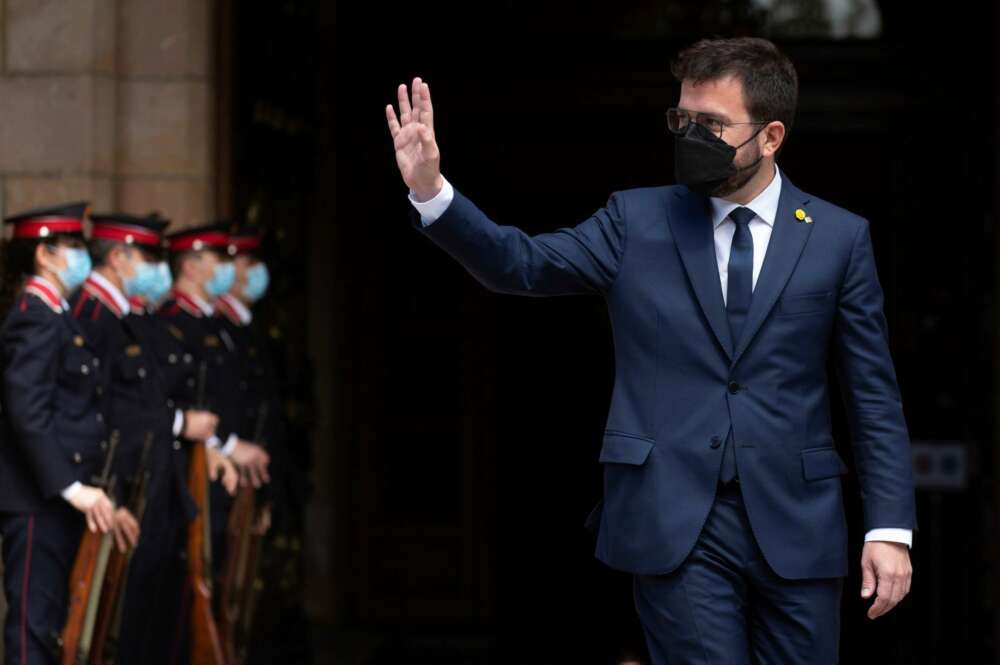 El nuevo presidente de la Generalitat, Pere Aragonès, saluda tras ser elegido por mayoría absoluta en la segunda jornada del debate de investidura celebrado en el Parlament este viernes. EFE/Enric Fontcuberta