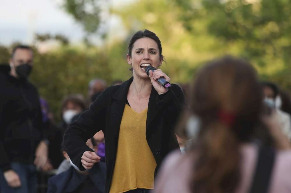 La ministra de Igualdad, Irene Montero, durante el acto de cierre de campaña a la presidencia de la Comunidad de Madrid que Unidas Podemos celebra hoy domingo en el barrio madrileño de Vicalvaro. EFE/David Fernández.