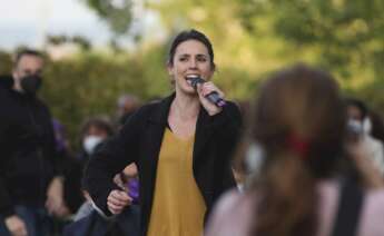 La ministra de Igualdad, Irene Montero, durante el acto de cierre de campaña a la presidencia de la Comunidad de Madrid que Unidas Podemos celebra hoy domingo en el barrio madrileño de Vicalvaro. EFE/David Fernández.