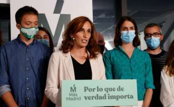 La candidata de Más Madrid en las elecciones a la Comunidad de Madrid, Mónica García (2-i), valora los resultados electorales en la sede del partido en la capital. EFE/Zipi