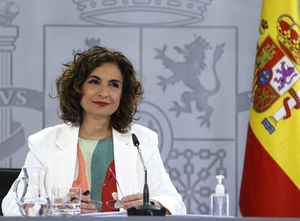 La ministra de Hacienda y portavoz del Gobierno, María Jesús Montero durante la rueda de prensa ofrecida tras la reunión del Consejo de Ministros, este martes en el Palacio de la Moncloa. EFE/ Ballesteros