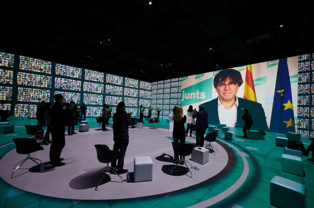 Carles Puigdemont interviene telemáticamente en el acto final de campaña para las elecciones del 14-F / Julio Díaz