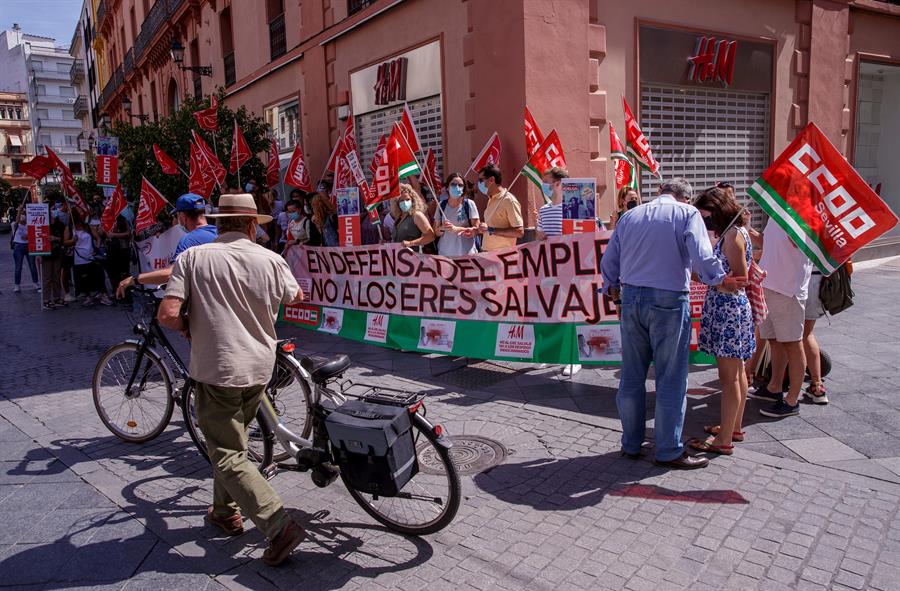 Trabajadores de la multinacional sueca de ropa H&M durante la concentración convocada hoy por los sindicatos UGT y CCOO ante el establecimiento de la calle O’Donnell de Sevilla para protestar por el ERE de esta empresa que despedirá a 1066 trabajadores de toda España. EFE/Julio Muñoz