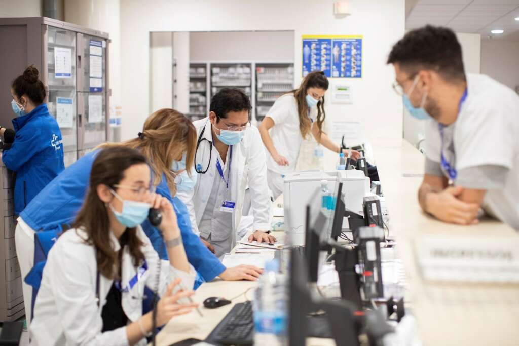 Profesionales sanitarios realizan su trabajo en el servicio de Urgencias del Hospital Vall d'Hebron, en Barcelona. EFE/ Marta Pérez/Archivo