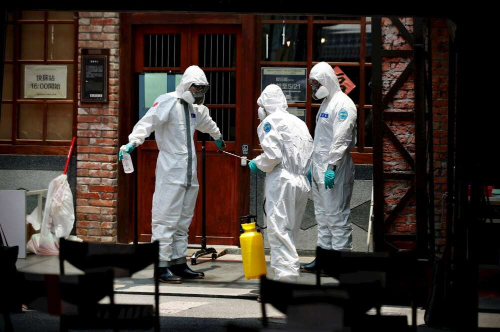 Los líderes médicos taiwaneses se preparan para desinfectar la calle en Taipei, Taiwán, el 15 de mayo de 2021. EFE / EPA / RITCHIE B. TONGO