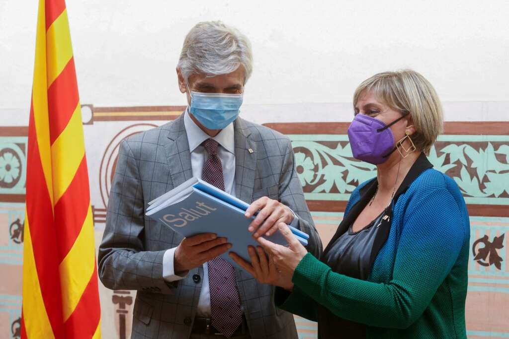 -El nuevo conseller de Salud, Josep María Argimón, recibe la cartera del departamento de Sanidad de la anterior consellera, Alba Vergés. EFE/Quique García.