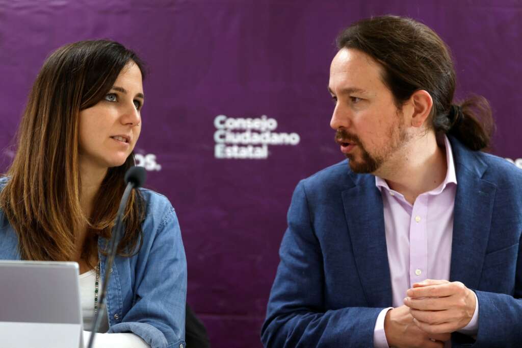 Podemos inicia este viernes el proceso para relevar al que ha sido hasta ahora su líder, Pablo Iglesias (d), un puesto para el que se perfila la ministra de Derechos Sociales, Ione Belarra (i). EFE/ Mariscal/ Archivo