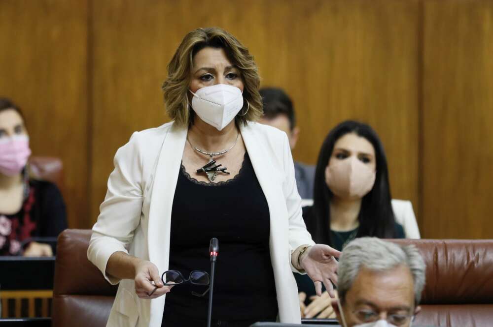 Susana Díaz en una sesión de control en el Parlamento al presidente de la Junta, Juanma Moreno / EFE