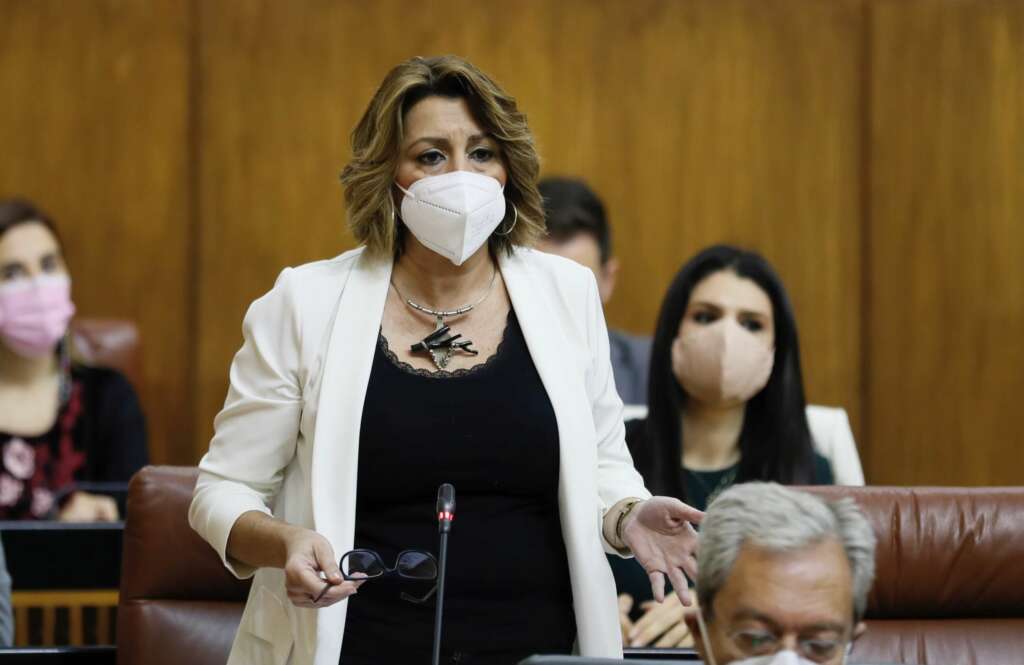 La líder del PSOE andaluz, Susana Díaz, en una sesión de control en el Parlamento al presidente de la Junta, Juanma Moreno / EFE