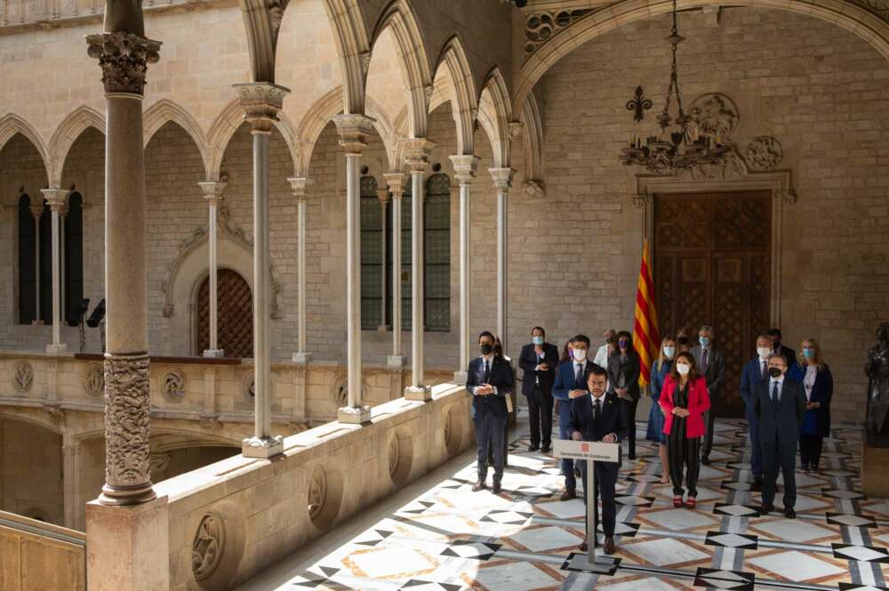 El nuevo presidente de la Generalitat, Pere Aragonès (c) , acompañado por todo su ejecutivo durante su comparecencia este miércoles ante los medios tras la primera reunión de trabajo de su Govern.EFE/ Enric Fontcuberta