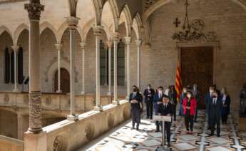 El nuevo presidente de la Generalitat, Pere Aragonès (c) , acompañado por todo su ejecutivo durante su comparecencia este miércoles ante los medios tras la primera reunión de trabajo de su Govern.EFE/ Enric Fontcuberta