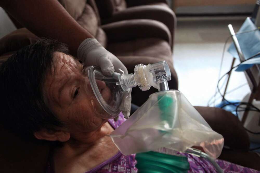 Fotografía de una mujer recibiendo terapia. EFE/ Archivo