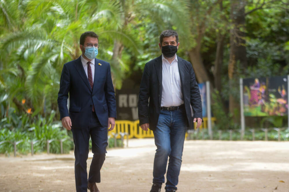 Pere Aragonès y Jordi Sànchez, a su llegada al Palau Robert, donde han dado cuenta de los detalles del pacto / ERC. Marc Puig