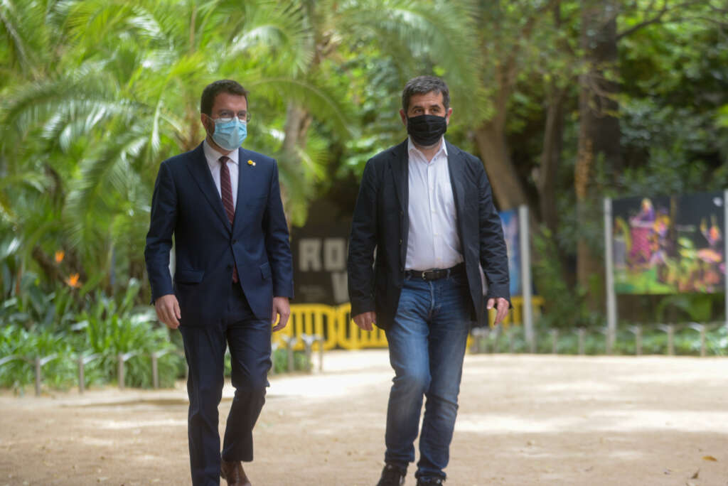Pere Aragonès y Jordi Sànchez, a su llegada al Palau Robert, donde han dado cuenta de los detalles del pacto / ERC. Marc Puig