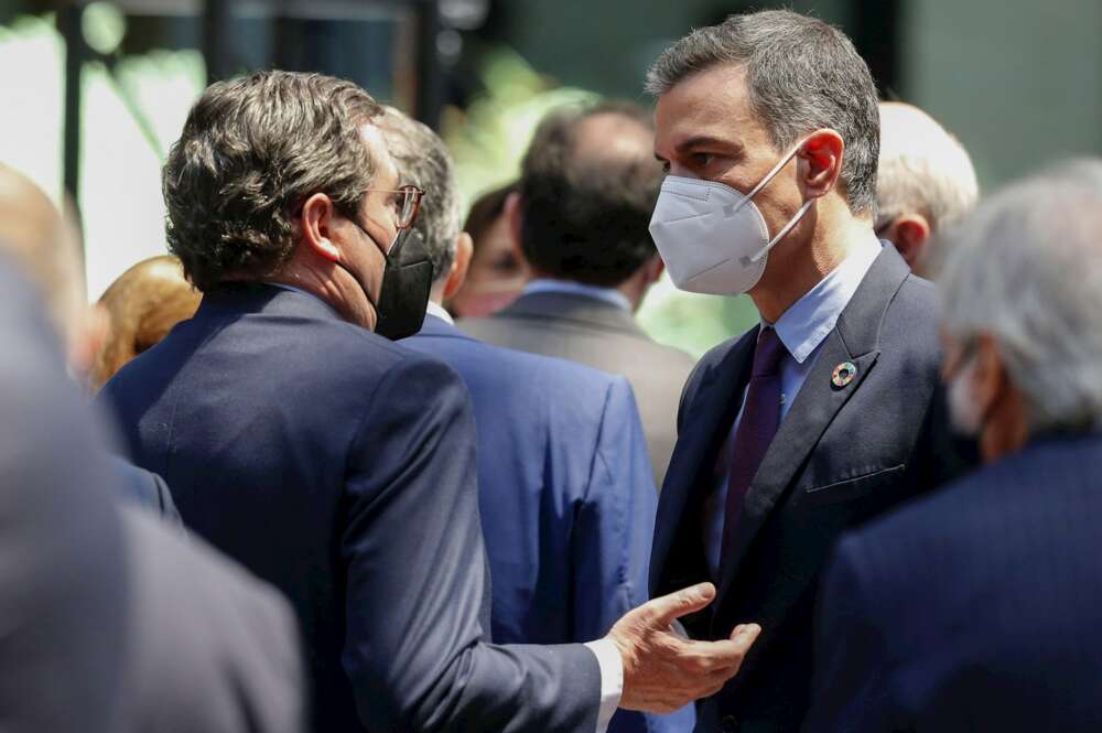 El presidente del Gobierno, Pedro Sánchez, y el presidente de CEOE, Antonio Garamendi.