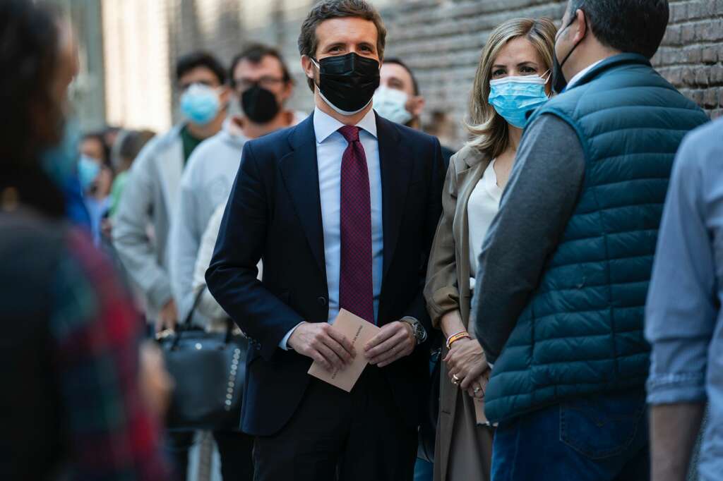 El líder del PP, Pablo Casado, acudiendo a votar el 4M. Foto: David Mudarra.