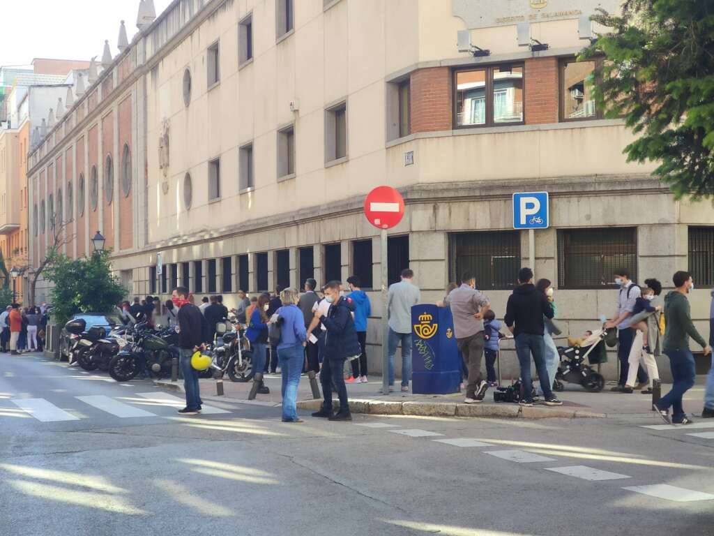 Filas para votar en la zona de la Avenida América sobre las 18.30 horas./ Imagen cedida a ED