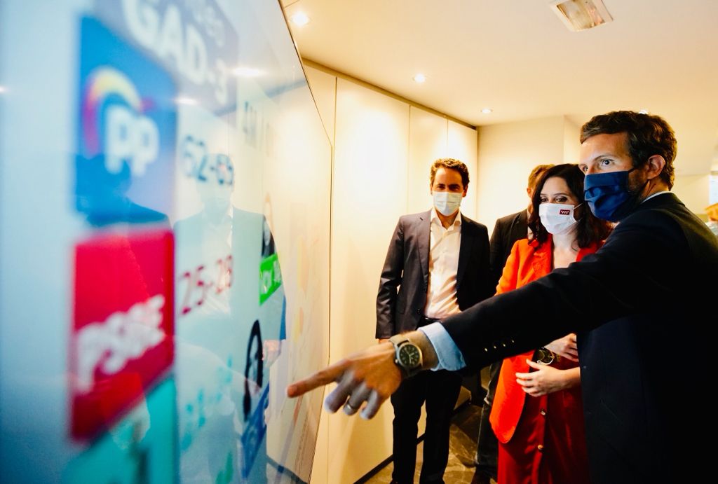 Pablo Casado e Isabel Díaz Ayuso observan los resultados de la noche electoral./ David Mudarra