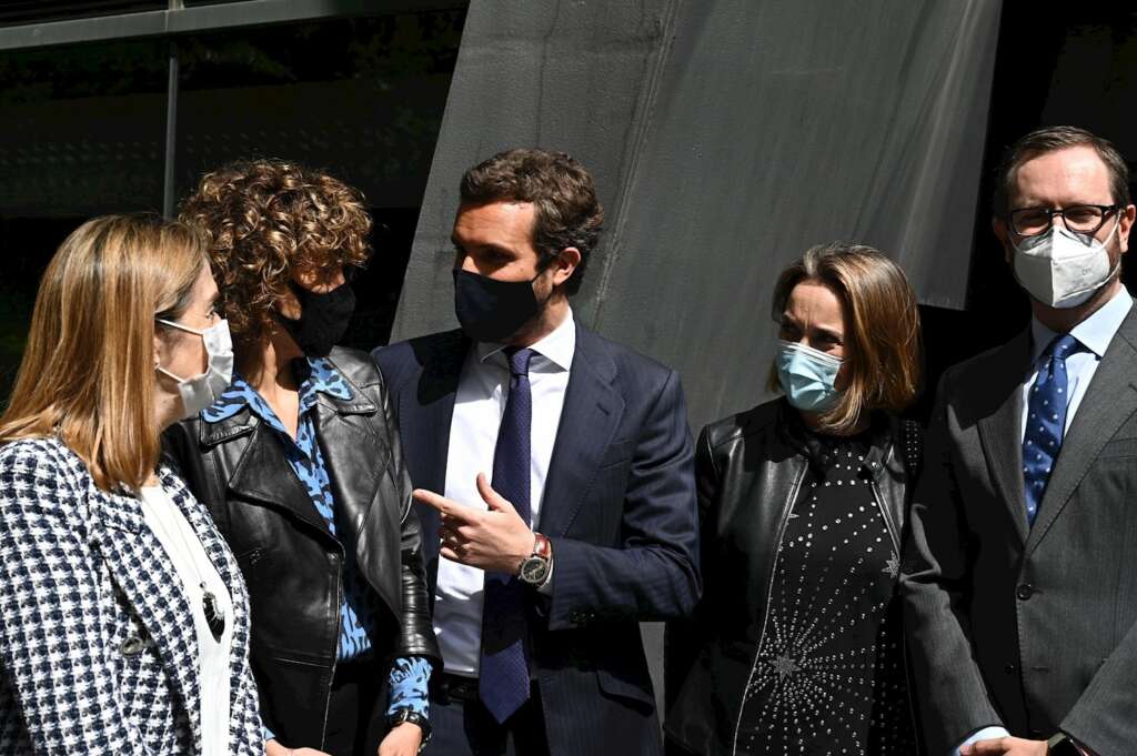 El presidente del Partido Popular, Pablo Casado (c), conversa con los miembros del partido (de der a izq) Javier Maroto, Cuca Gamarra, Dolors Monsterrat y Ana Pastor, a su llegada a la clausura del acto "Europa: retos de la nueva era", que organiza el PPE para conmemorar el Día de Europa, este lunes en Madrid. EFE/Fernando Villar