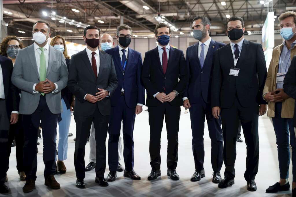 El presidente del Partido Popular (PP), Pablo Casado (4d), visita la Feria Internacional de Turismo FITUR acompañado por alcaldes y cargos del PP en Andalucía en las instalaciones de IFEMA este jueves. EFE/Chema Moya