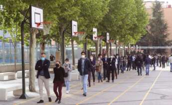 Colas formadas en el acceso al Colegio San Agustín, en Madrid. EFE/ Rodrigo Jiménez