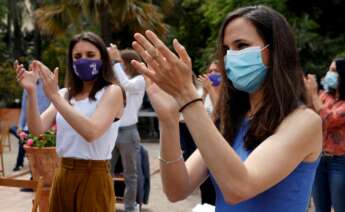 La ministra de Derechos Sociales, Ione Belarra (d), y la ministra de Igualdad, Irene Montero, aplauden durante la presentación de todos los miembros de su candidatura a la cuarta asamblea ciudadana estatal de Podemos (Vistalegre IV) en el inicio oficial de su campaña como candidata a la secretaría general de Podemos. EFE/Kai Försterling