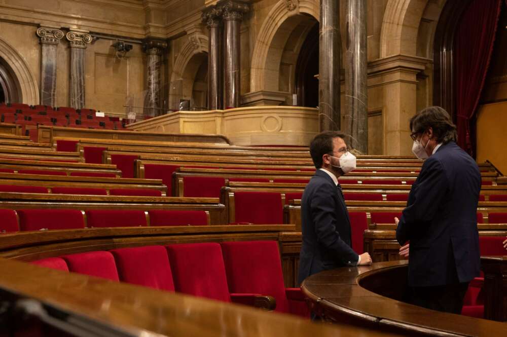 El presidente de la Generalitat, Pere Aragonès, conversa con el lider del PSC, Salvador Illa (d), tras finalizar el pleno del Parlament del pasado 29 de abril. EFE/Enric Fontcuberta