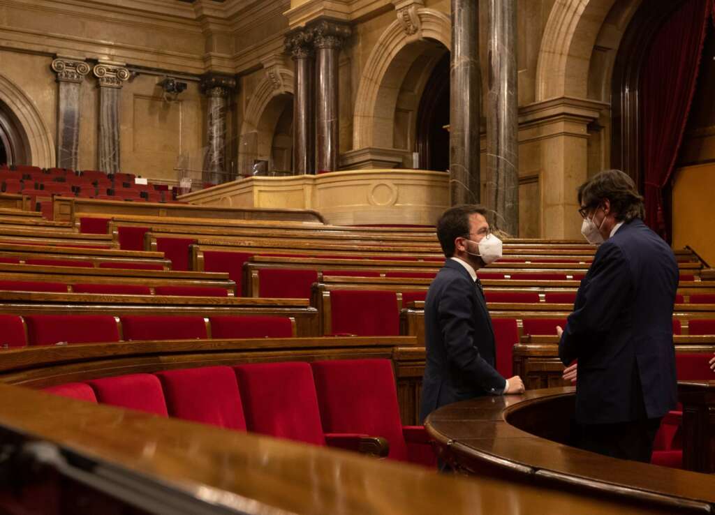 El vicepresidente de la Generalitat en funciones, Pere Aragonès, conversa con el lider del PSC, Salvador Illa (d), tras finalizar el pleno del Parlament del pasado 29 de abril. EFE/Enric Fontcuberta