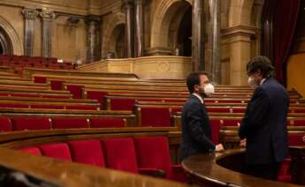 El presidente de la Generalitat, Pere Aragonès, conversa con el lider del PSC, Salvador Illa (d), tras finalizar el pleno del Parlament del pasado 29 de abril. EFE/Enric Fontcuberta