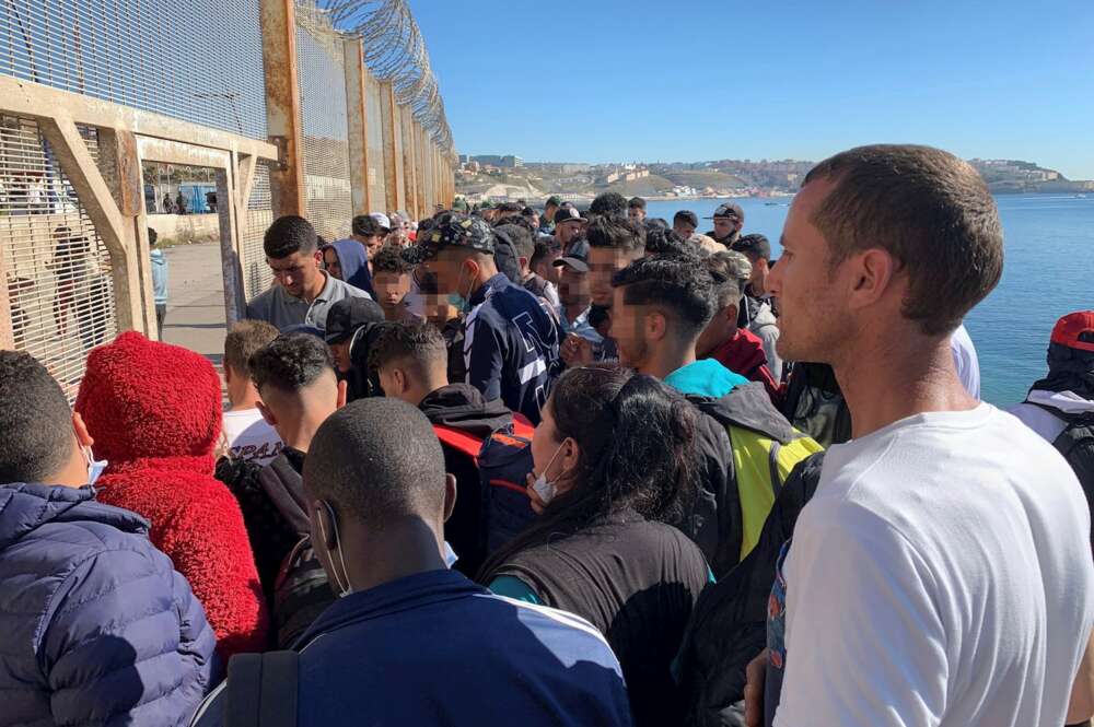 Un grupo de personas intenta cruzar la valla fronteriza que separa Fnideq (Castillejos, Marruecos) de la ciudad española de Ceuta, ubicada en el norte de África, 19 de mayo de 2021./ EFE