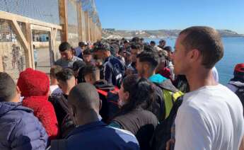 Un grupo de personas intenta cruzar la valla fronteriza que separa Fnideq (Castillejos, Marruecos) de la ciudad española de Ceuta, ubicada en el norte de África, 19 de mayo de 2021./ EFE