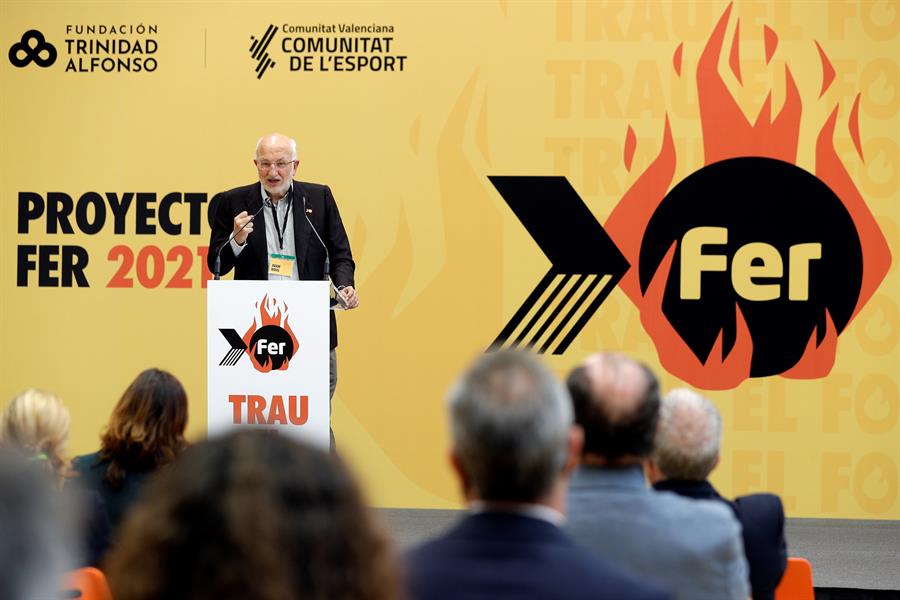 El empresario Juan Roig, presidente de la Fundación Trinidad Alfonso (FTA), durante la gala celebrada este viernes para presentar su proyecto de becas y apoyo a deportistas olímpicos y paralímpicos con el que se ayuda a 142 deportistas con un desembolso de 1,2 millones por parte de la fundación. EFE/Manuel Bruque