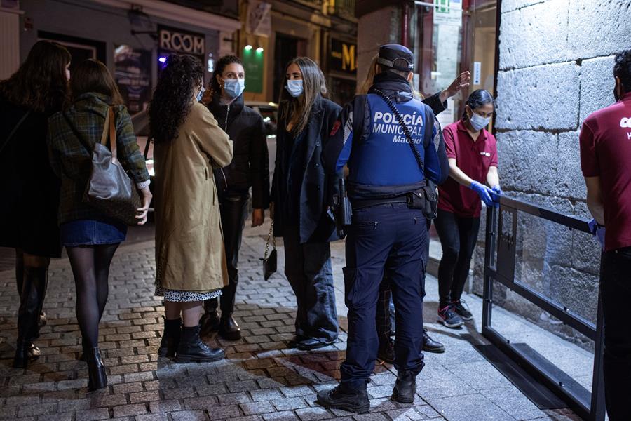 Miembros de la Policía Municipal de Madrid vigilan las calles de la capital madrileña. EFE/Rodrigo Jiménez/Archivo