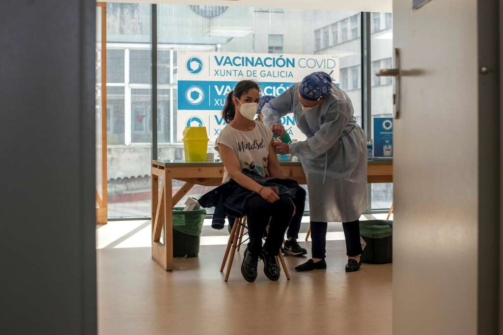 Los menores de 60 años que recibieron una primera dosis de AstraZeneca, empezaban hoy a ser vacunados en el área sanitaria de Ourense con una segunda dosis. En la imagen, una mujer recibe la vacuna en el Complejo Hospitalario Universitario de Ourense (CHUO) . EFE/ Brais Lorenzo