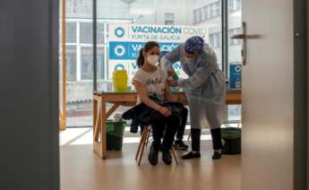 Los menores de 60 años que recibieron una primera dosis de AstraZeneca, empezaban hoy a ser vacunados en el área sanitaria de Ourense con una segunda dosis. En la imagen, una mujer recibe la vacuna en el Complejo Hospitalario Universitario de Ourense (CHUO) . EFE/ Brais Lorenzo