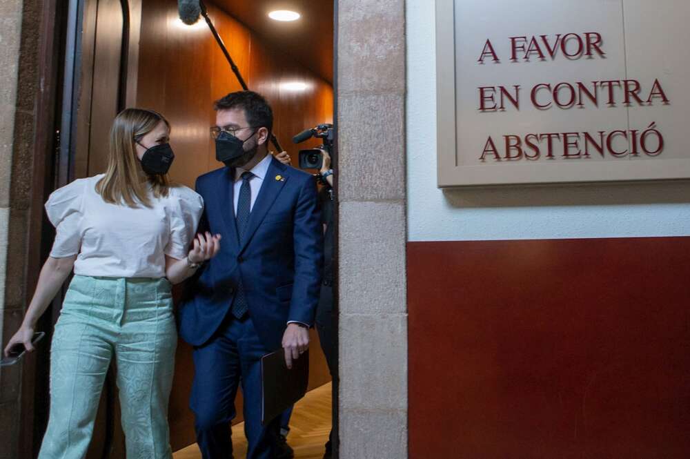 El candidato de ERC a la presidencia de la Generalitat, Pere Aragonès junto a su mujer Janina Juli Pujol, a la finalización de la primera jornada del debate de su investidura, esta tarde en el Parlamento de Cataluña. EFE/Alberto Estévez