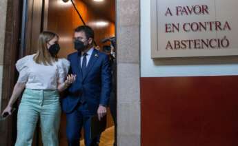 El candidato de ERC a la presidencia de la Generalitat, Pere Aragonès junto a su mujer Janina Juli Pujol, a la finalización de la primera jornada del debate de su investidura, esta tarde en el Parlamento de Cataluña. EFE/Alberto Estévez