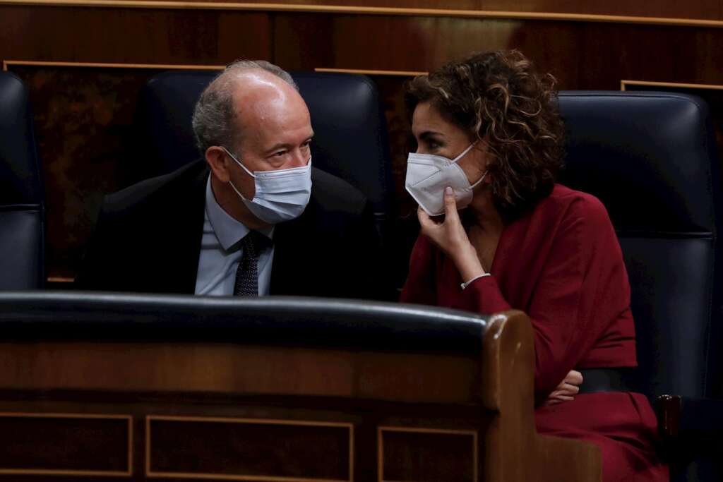 Los ministros de Justicia, Juan Carlos Campo y Hacienda, María Jesús Montoro, conversan en sus escaños durante la sesión de control al Ejecutivo de este miércoles en el Congreso. EFE/ Emilio Naranjo