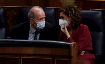 Los ministros de Justicia, Juan Carlos Campo y Hacienda, María Jesús Montoro, conversan en sus escaños durante la sesión de control al Ejecutivo de este miércoles en el Congreso. EFE/ Emilio Naranjo