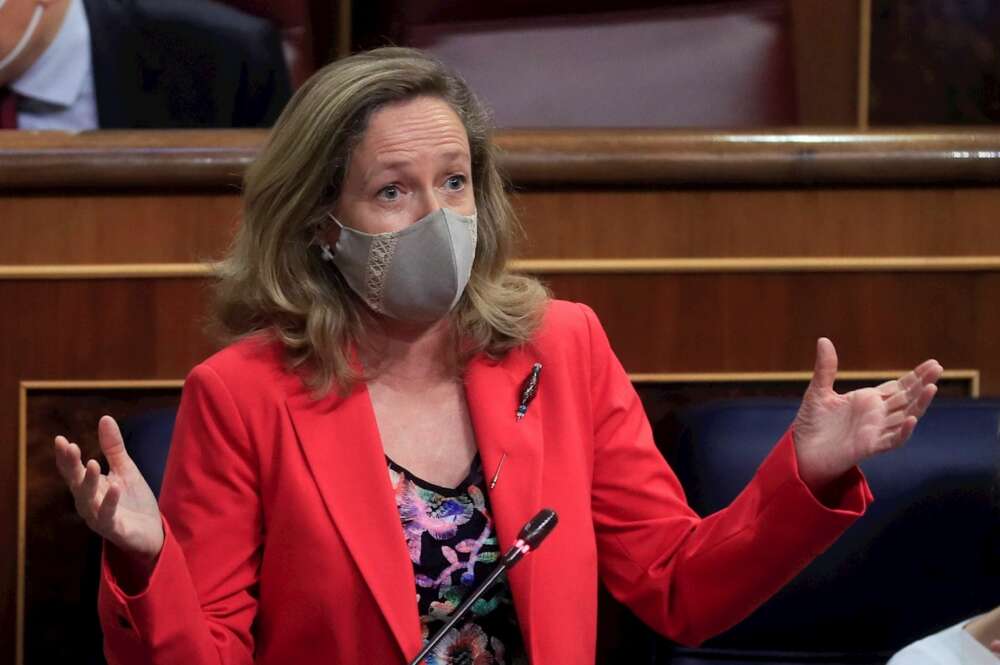 La vicepresidenta económica, Nadia Calviño, durante su intervención en la sesión de control al Ejecutivo. EFE/Fernando Alvarado