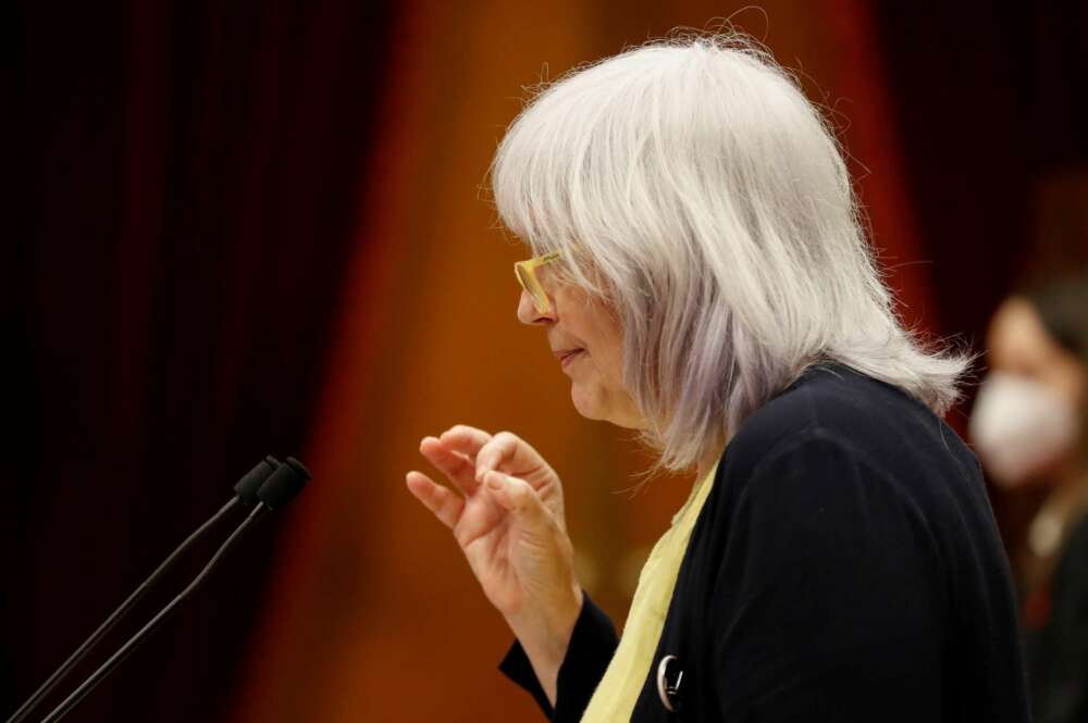 La portavoz de la CUP, Dolors Sabater interviene durante a la segunda jornada del debate de investidura celebrada en el Parlament este jueves. EFE/Alberto Estévez POOL