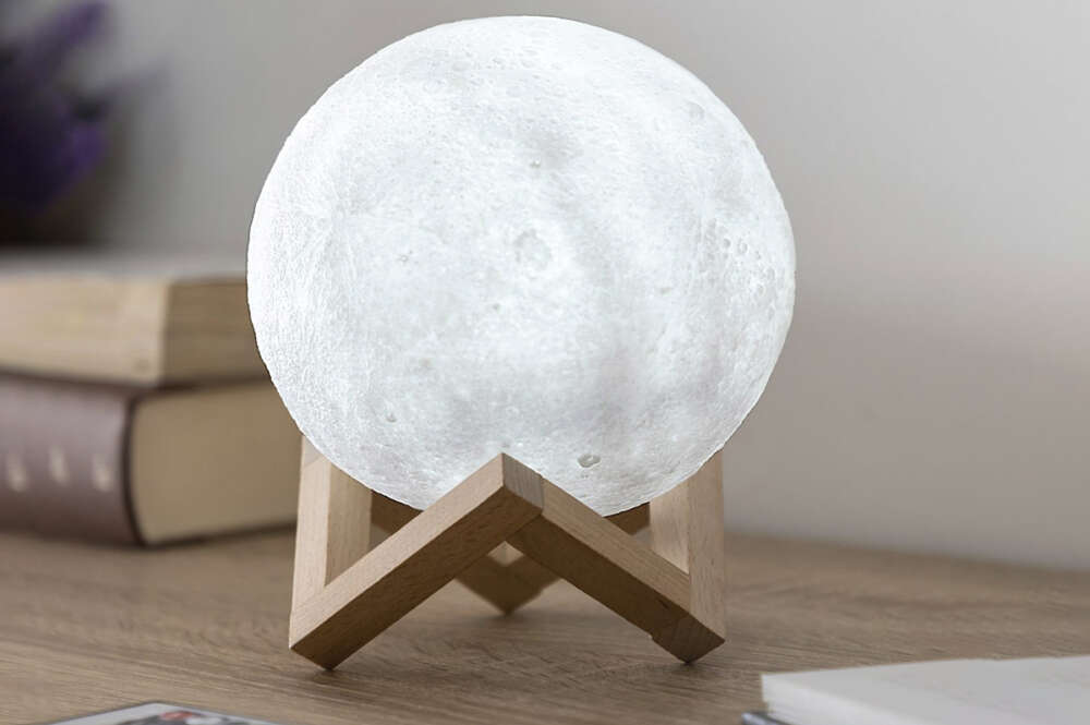 Lámpara luna led a la venta en Aldi y en Amazon
