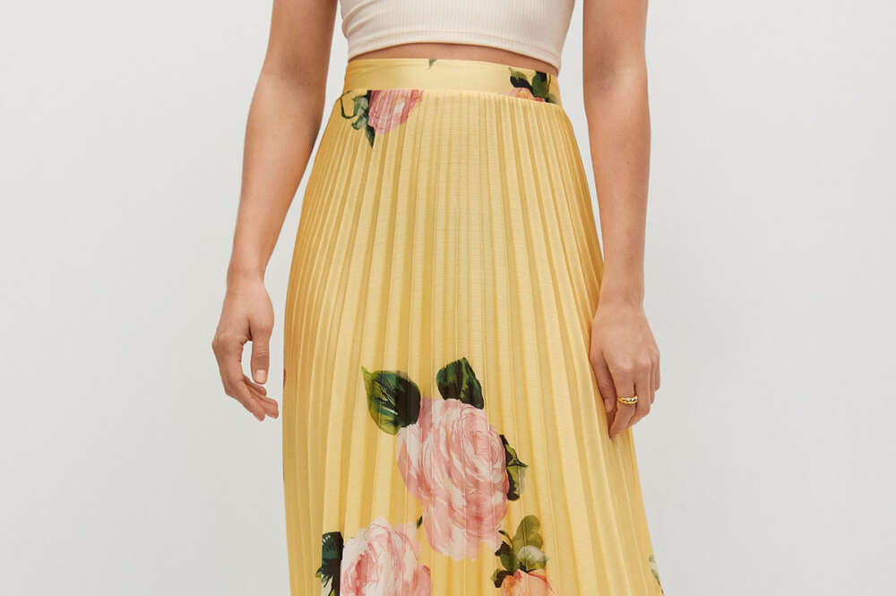Falda plisada floral, de Mango