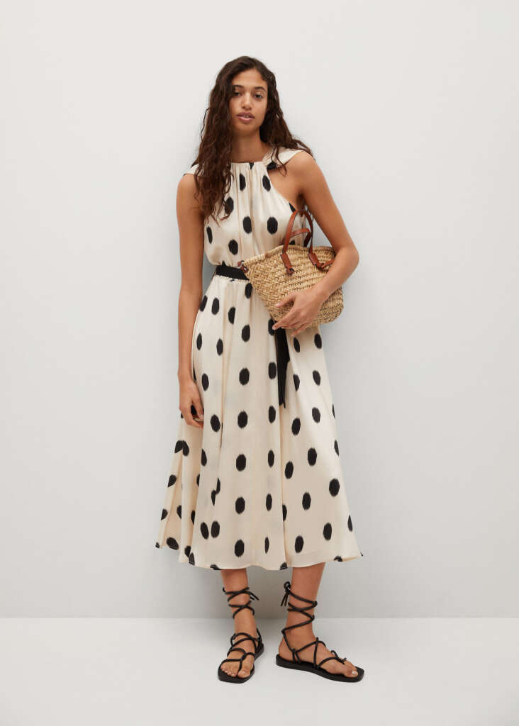 Vestido estampado con cinturón, de Mango