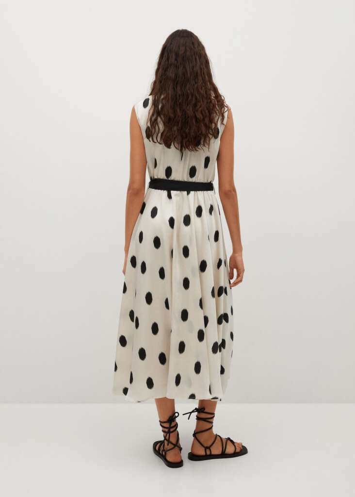Vestido estampado con cinturón, de Mango