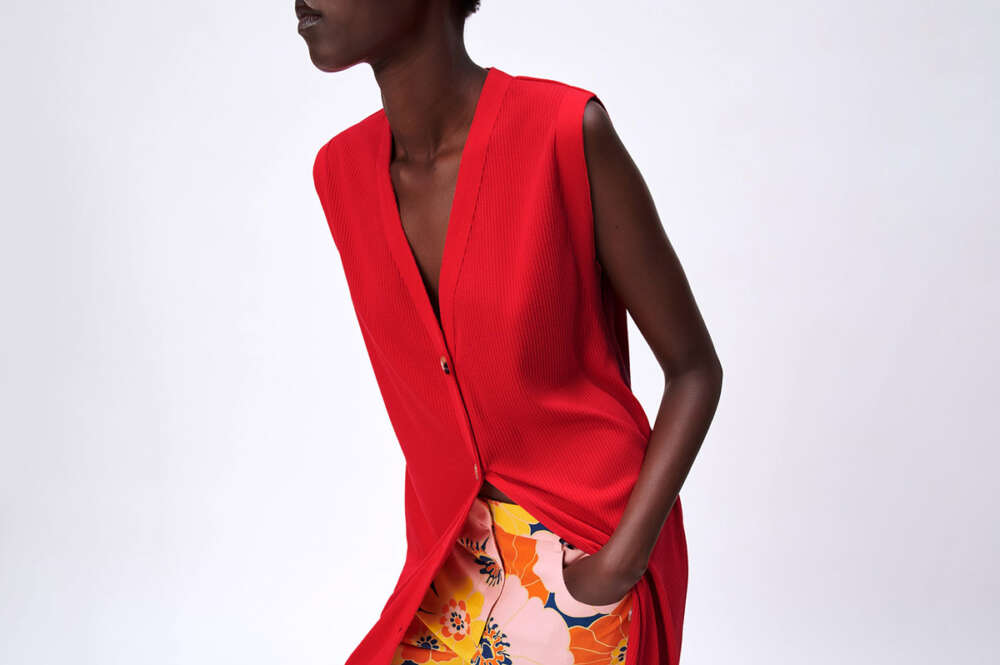 Vestido chaleco con botones, de Zara