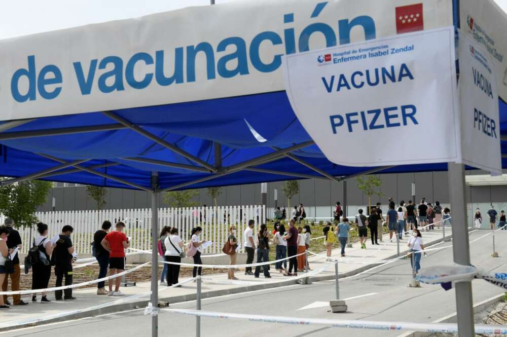 Cola formada a la entrada del Hospital Zendal de Madrid. EFE/ Víctor Lerena